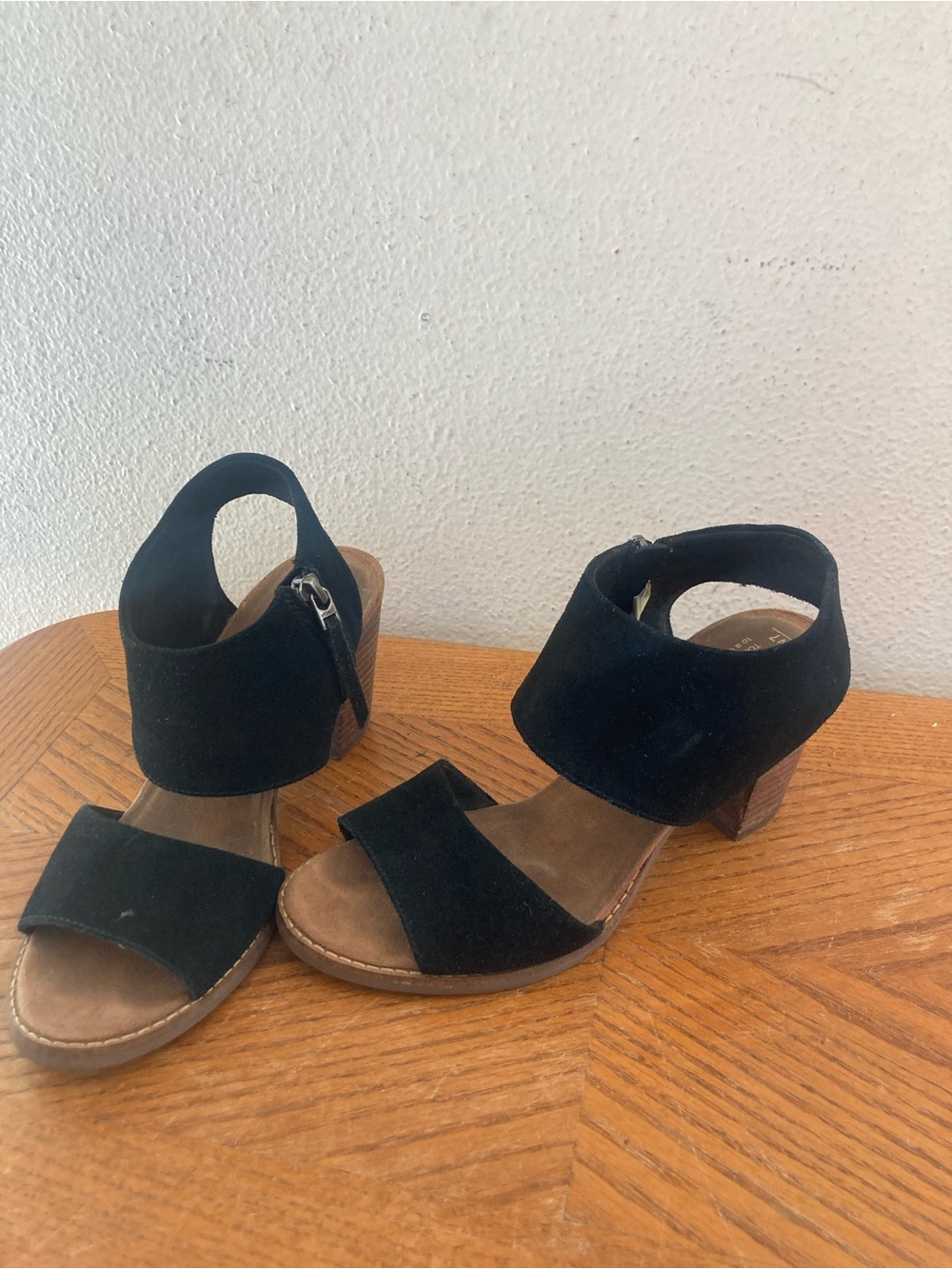 TOMS “Majorca” Chic and Classy Black Suede Sandals (7)